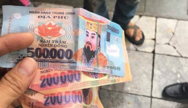 Những đồng tiền &acirc;m phủ được cho l&agrave; của t&agrave;i xế x&iacute;ch l&ocirc; trả lại cho du kh&aacute;ch người Ph&aacute;p