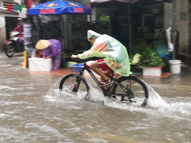 Mưa lớn, nước dâng tuyến phố Vĩnh Hưng, quận Hoàng Mai thành sông nên việc đi lại hết sức khó khăn