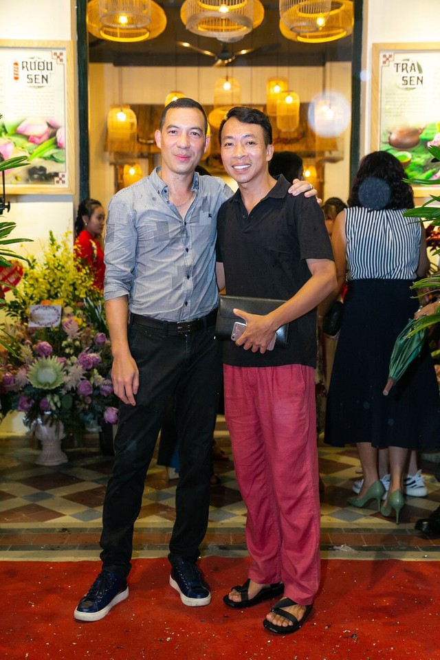 
Ca sĩ Việt Hoàn (phải) có mặt sớm để chúc mừng niềm vui của đồng nghiệp
