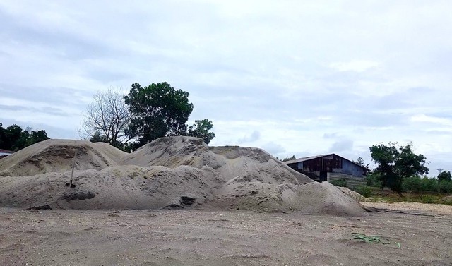 Khu vật tập kết vật liệu cát, sỏi cao như núi của khu vực trạm trộn bê tông Tuổi Trẻ.