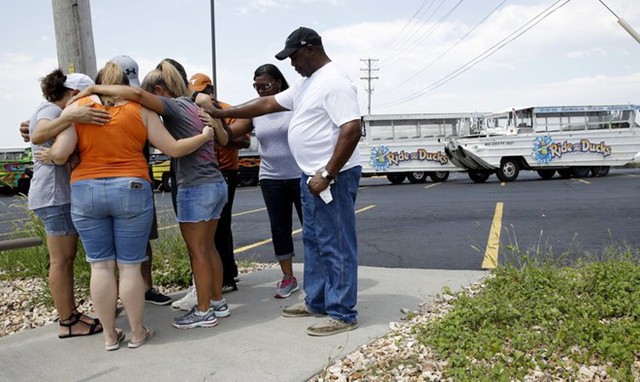 Người dân cầu nguyện cho những nạn nhân trong vụ lật thuyền trên hồ Table Rock ở bang Missouri, Mỹ. Ảnh: AP.