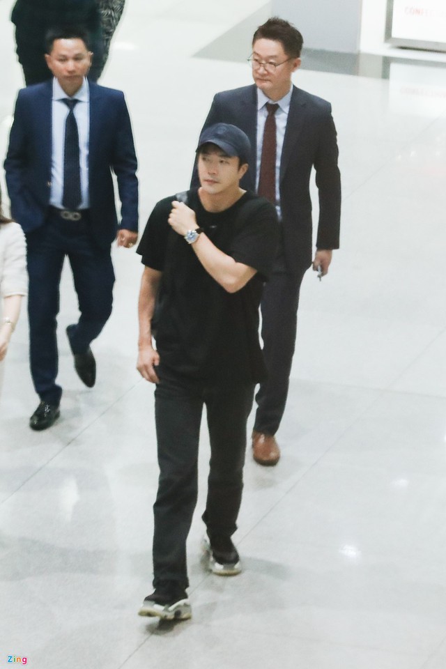 Anh mặc trang phục đơn giản với áo phông đen và quần kaki, giày thể thao. Kwon Sang Woo không di chuyển bằng lối VIP mà chọn cổng thường. Từng là sao nam hàng đầu Hàn Quốc, khán giả Việt Nam nhận xét sau 15 năm, Kwon Sang Woo vẫn giữ được vẻ trẻ trung và điển trai.