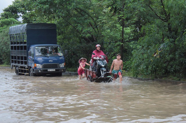 Dịch vụ chở người và xe qua điểm ngập được dịp đắt khách.