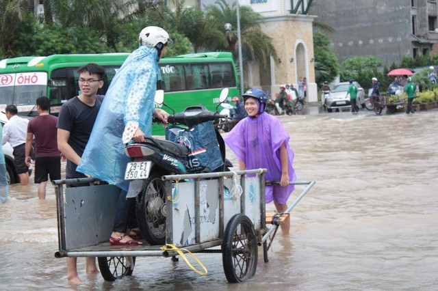 Nhiều xe máy, xe ô tô chết máy buộc phải thuê thợ sửa cơ động hoặc gọi xe cứu hộ tại chỗ