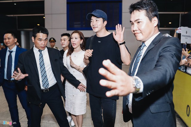 Rời sân bay, Kwon Sang Woo thể hiện sự cởi mở và vui vẻ khi thấy nhiều người hâm mộ chờ đợi mình. Theo ghi nhận từ phóng viên, nam diễn viên 42 tuổi đã nán lại một lát để bắt tay và chào hỏi khán giả trước khi lên xe về khách sạn.