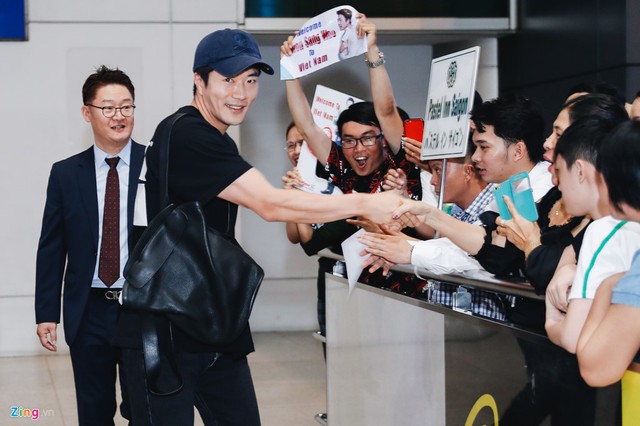 Khoảnh khắc Kwon Sang Woo bắt tay và chào khán giả tại sân bay Tân Sơn Nhất. Nam diễn viên tiết lộ từng có ý định đến Việt Nam nhiều năm trước nhưng sau đó vì vài lý do đã không thể thực hiện kế hoạch này.
