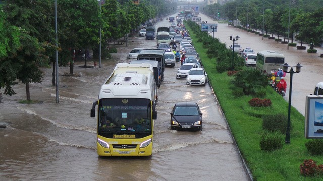 Đường Lê Trọng Tấn (Hà Đông- Hà Nội) mênh mông nước (Ảnh: Tiến Nguyên).