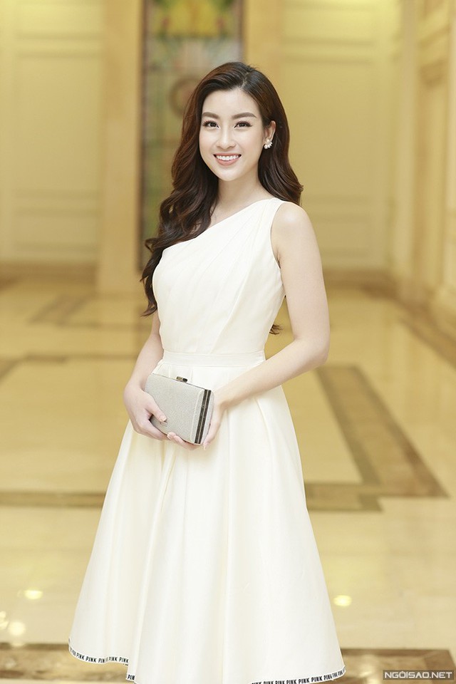 Hoa hậu Đỗ Mỹ Linh diện váy trắng bồng bềnh khi đến chung vui với đàn chị.