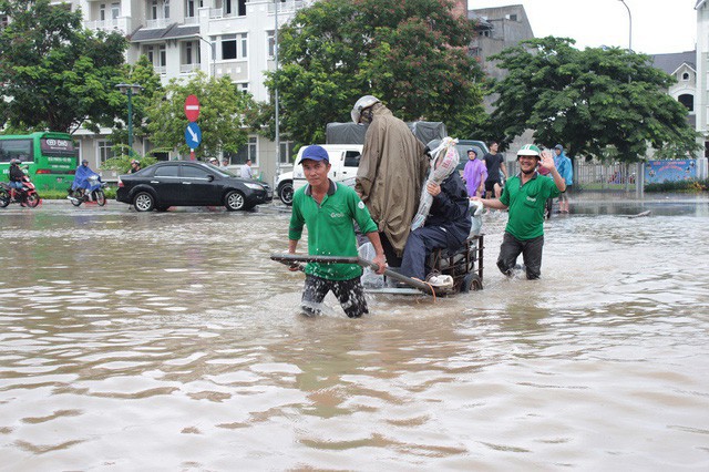 Nhiều người dân cho biết, mức giá 50-70 nghìn đồng cho một đoạn ngập là quá cao, tuy nhiên do không có sự lựa chọn khác nên họ buộc phải chấp nhận.