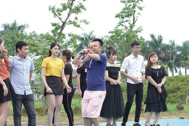 
Nghệ sĩ Tự Long hướng dẫn khán giả chơi trò chơi với chai nước Trà thảo mộc Dr Thanh.
