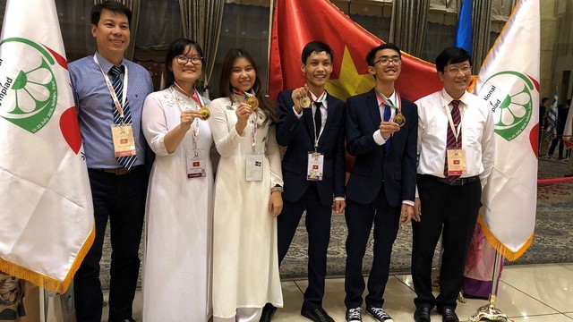 Các thành viên của đội tuyển Việt Nam tham dự kỳ thi Olympic Sinh học quốc tế năm 2018.
