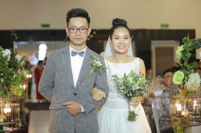 Hai ngày liên tiếp, showbiz có hai lễ cưới được diễn ra, á hậu Tú Anh lên xe hoa ngày 21/7 và nữ ca sĩ Hoàng Quyên vào 22/7. Ngày vui của Á quân Vietnam Idol 2012 tổ chức tại một nhà hàng nằm trên quận Hoàn Kiếm (Hà Nội).