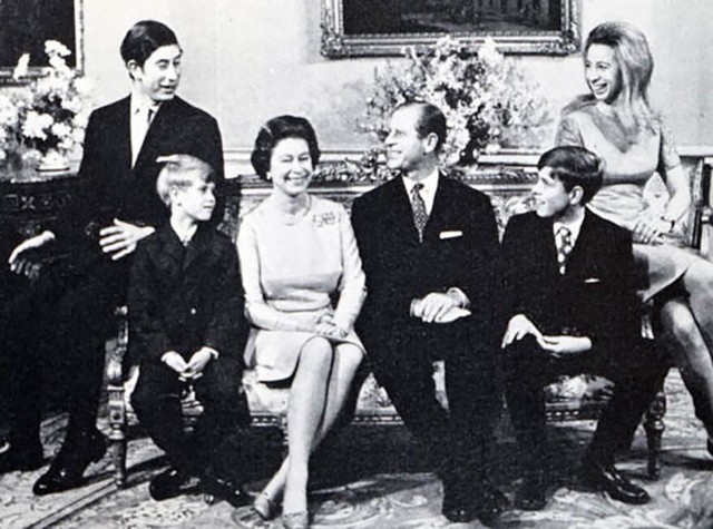 Kỷ niệm đám cưới bạc (30 năm kết hôn) của vợ chồng Nữ hoàng Anh bên các con. Ảnh: Alamy Stock.
