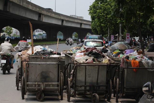 Rác ùn ứ trước khu đô thi Kim Văn - Kim Lũ. Ảnh: QT