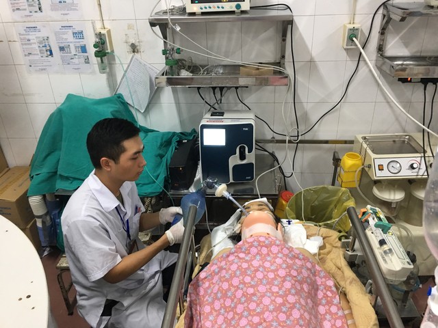 
Bà Đào Thị Khuyên (62 tuổi) được chẩn đoán sock đa chấn thương... đang điều trị tại khoa Khám bệnh cấp cứu.
