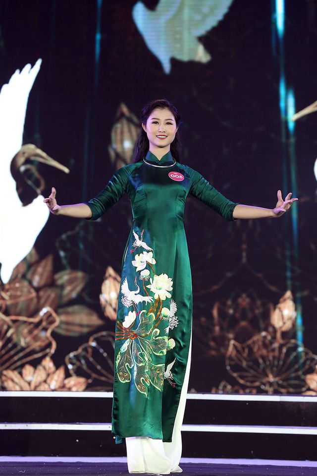 
Trần Thị Ngọc Bích trong phần thi áo dài tại Chung khảo phía Bắc
