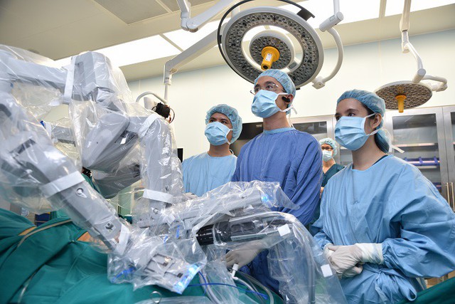 
GS Hung – Cheng Lai cùng các bác sĩ Vinmec thực hiện ca mổ u xơ tử cung bằng robot ngay sau khi Trung tâm chính thức đi vào hoạt động.
