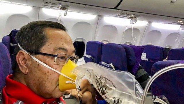 Một người bạn của &ocirc;ng Eugene Chow tr&ecirc;n chuyến bay CA106 đeo mặt nạ dưỡng kh&iacute; nhưng vẫn thấy kh&oacute; thở. Ảnh: SCMP.