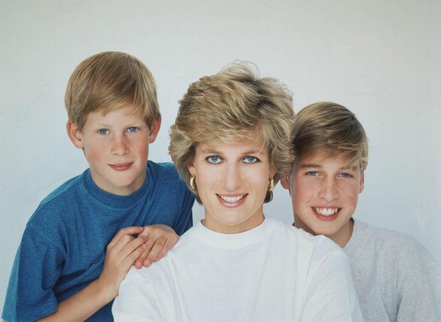 Công nương Diana bên hai người con trai của mình.