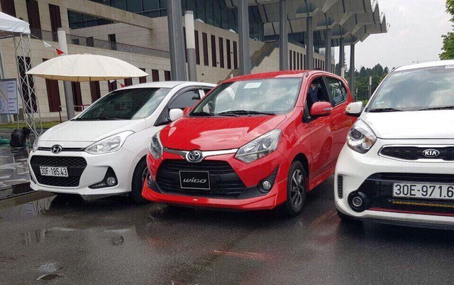 Xe Toyota Wigo sắp về Việt Nam (xe đỏ, ở giữa)