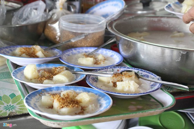 Đặc sản vùng đất Củ Chi, khoai mì hấp nước cốt dừa có giá 5.000 đồng/dĩa, mỗi ngày, quán sử dụng khoảng 100 kg khoai nguyên liệu.