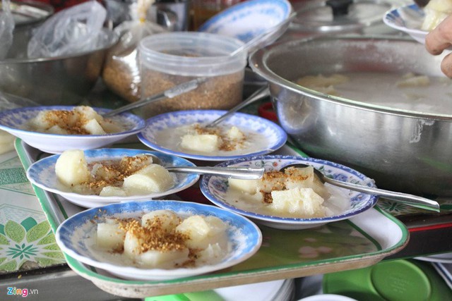 Đặc sản v&ugrave;ng đất Củ Chi, khoai m&igrave; hấp nước cốt dừa c&oacute; gi&aacute; 5.000 đồng/dĩa, mỗi ng&agrave;y, qu&aacute;n sử dụng khoảng 100 kg khoai nguy&ecirc;n liệu.