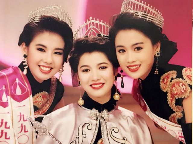 Lương Tiểu Băng (phải) trong cuộc thi Hoa hậu Hong Kong 1990. Năm đó, Viên Vịnh Nghi là Hoa hậu.
