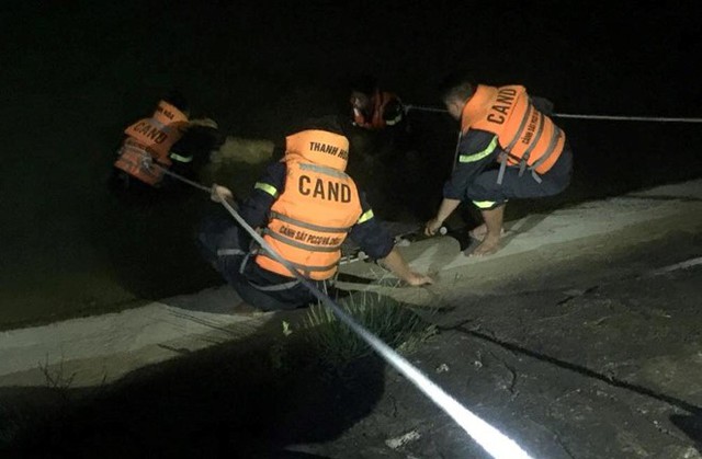 Cảnh s&aacute;t PCCC triển khai c&ocirc;ng t&aacute;c t&igrave;m kiếm nạn nh&acirc;n. Ảnh: N.D.