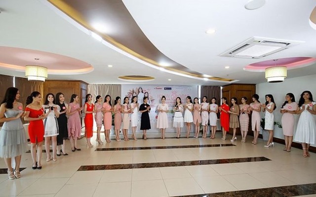 24 thí sinh Hoa hậu Việt Nam phía Bắc bốc thăm Người đẹp nhân ái hôm 23/7 mà không có Tuyết Trang, người đứng giữa là Hoa hậu Đỗ Mỹ Linh. Ảnh: BTC.