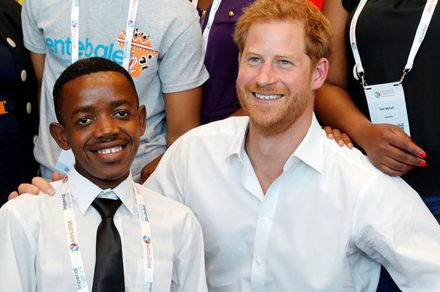 Hoàng tử Harry khoác vai một thiếu niên mắc AIDS tại tổ chức từ thiện Sentebale do anh sáng lập năm 2006. Ảnh: Reuters.