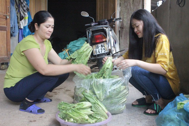 Tranh thủ dịp n&agrave;y, Uy&ecirc;n thường phụ mẹ chuẩn bị h&agrave;ng để đi chợ b&aacute;n.