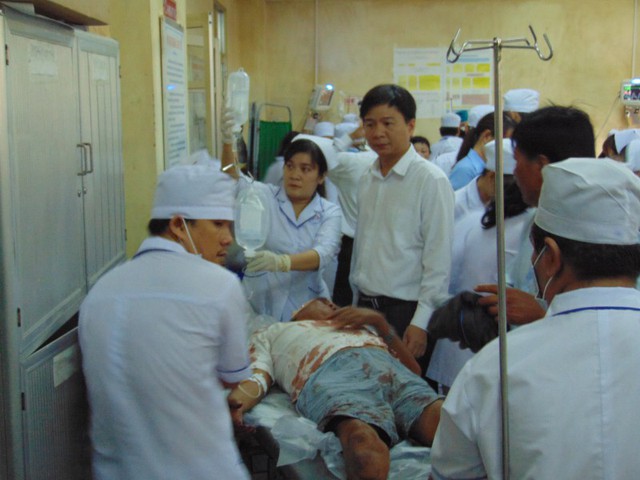 Ông Nguyễn Bình Tân, Bí thư Huyện ủy Vĩnh Lợi (Bạc Liêu) thăm hỏi nạn nhân tại Bệnh viện Đa khoa Bạc Liêu. Ảnh: Gia Minh