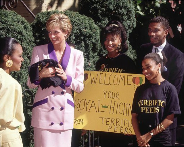 Bà Diana đến thăm Grandmas House, một trung tâm dành cho trẻ HIV ở Washington, Mỹ, năm 1990. Ảnh: Hulton Royals Collection.