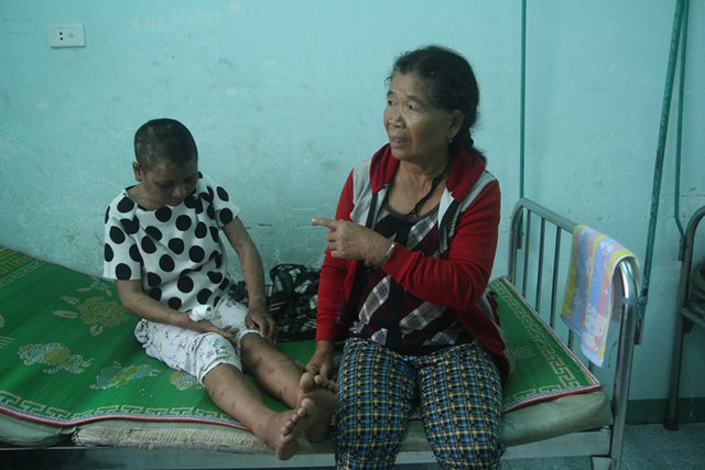 
Chị Y Nhiêu vẫn đang được điều trị tại bệnh viện huyện Đăk Glei, Kon Tum. Ảnh: Hoàng Thanh.
