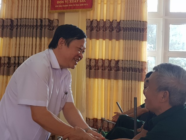 
Thứ trưởng Bộ Y tế Nguyễn Viết Tiến đã gửi lời hỏi thăm ân cần, động viên tới các thương bệnh binh Trung tâm Điều dưỡng người có công Phú Thọ.
