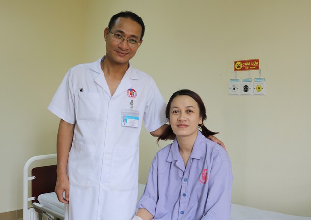 
Ths.Bs Nguyễn Vũ-Phó giám đốc Trung Tâm Ung Bướu kiêm Trưởng khoa Phẫu Trị và Xạ thăm hỏi bệnh nhân
