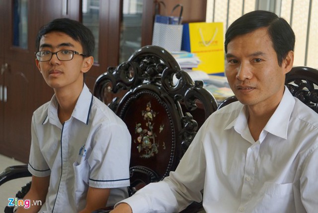 Trung bên thầy giáo chủ nhiệm. Ảnh: Nguyễn Dương.