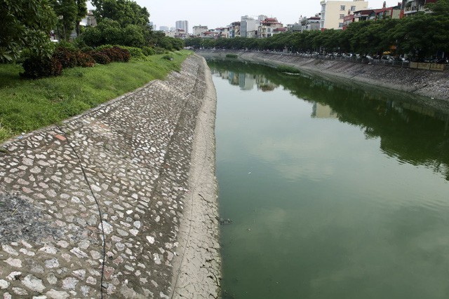 Sau trận lụt lịch sử hồi năm 2008, người dân ở Hà Nội đã được chứng kiến nước sông Tô Lịch trong vắt như xưa. Khi đó, sông Tô Lịch bị nước mưa làm loãng bớt bùn, dâng cao hàng mét, sông Tô Lịch sạch sẽ trở lại trong một thời gian ngắn.