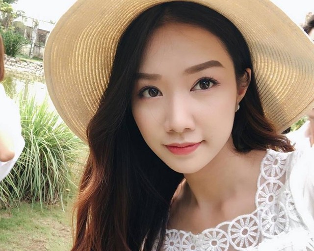 Ngoài vòng eo gợi cảm, Hồng Tuyết có gương mặt xinh xắn, phù hợp tiêu chí Hoa hậu Việt Nam. Người đẹp cho biết cô tham gia cuộc thi với tinh thần học hỏi, rèn luyện và luôn nỗ lực để đạt được kết quả tốt nhất.