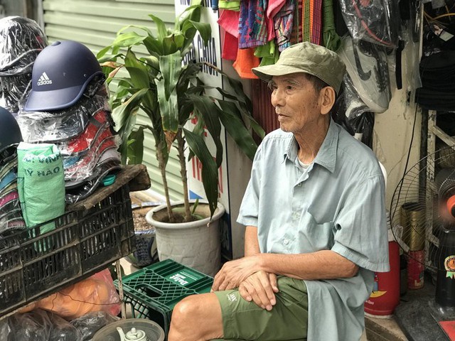 Gần 90 tuổi ông vẫn hàng ngày trông hàng phụ con dâu bán mũ bảo hiểm và giày dép.