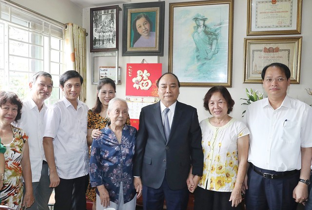 Thủ tướng Nguyễn Xuân Phúc cùng lãnh đạo TP. Hà Nội và gia đình liệt sĩ, bác sĩ Đặng Thùy Trâm - Ảnh: VGP