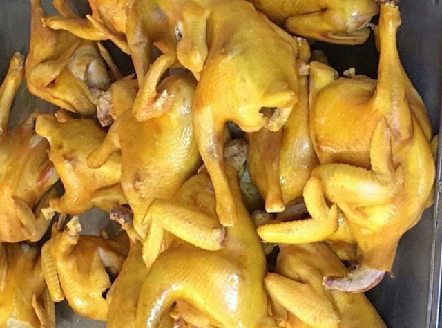 Loại gà ủ muối hoa tiêu có đặc điểm không đầu, không chân khiến nhiều người thắc mắc liệu chúng có phải là gà đẻ thải loại nhập khẩu