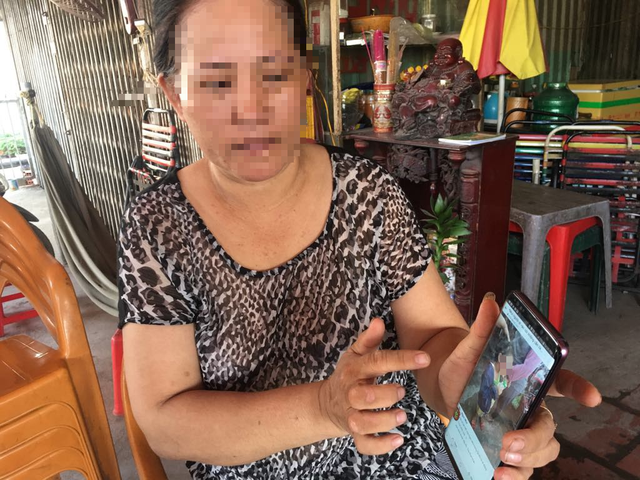 
C&ocirc; P. đưa những h&igrave;nh ảnh b&eacute; D. bị đ&aacute;nh đến sưng mặt.
