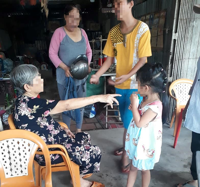
B&eacute; D. sợ h&atilde;i khi bị bảo mẫu bạo h&agrave;nh d&atilde; man trong l&uacute;c ăn trưa.
