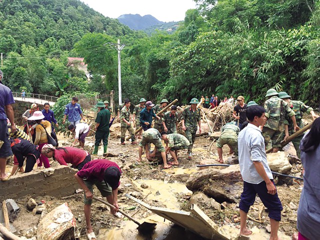 
Lực lượng chức năng hỗ trợ các gia đình bị lũ cuốn trôi nhà cửa, khắc phục hậu quả mưa lũ.     Ảnh: PV
