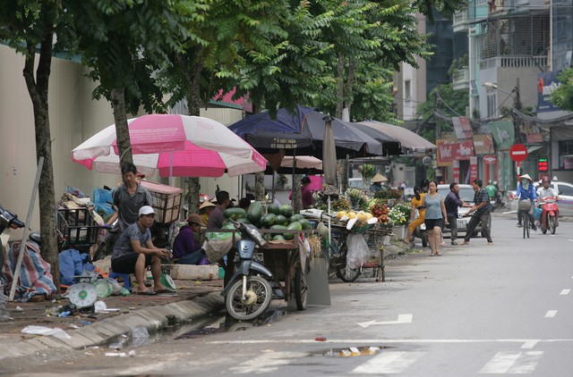 
Một đoạn phố Trần Bình nhìn rất nhếch nhác.
