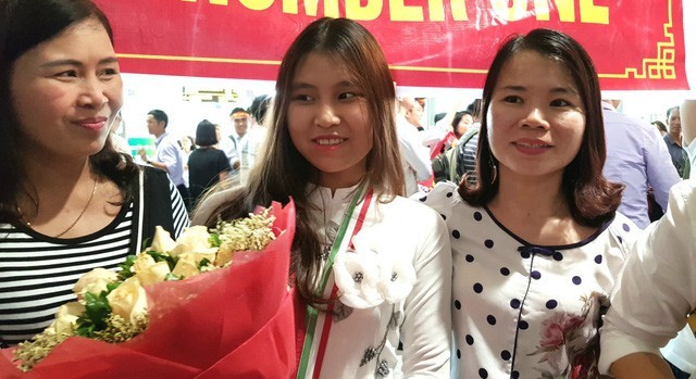Minh Anh trong vòng tay chào đón của gia đình khi xuống sân bay từ cuộc thi trở về