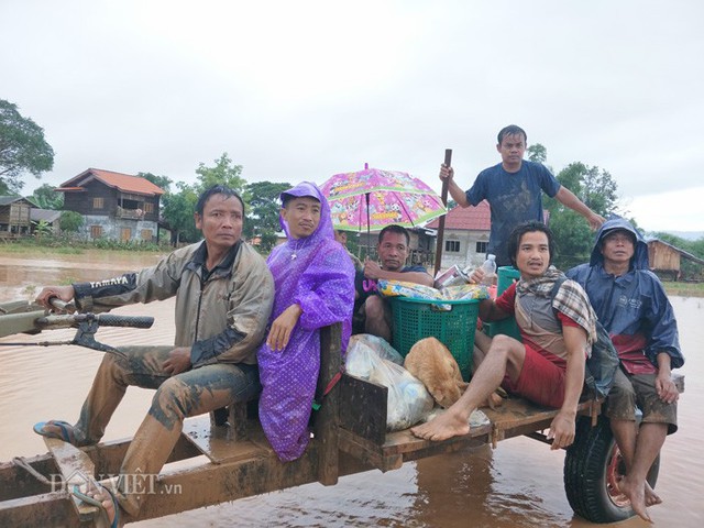 Từng đoàn xe chở người dân Sanamxay di tản khỏi vùng ngập lụt về nơi lánh nạn. Ảnh PV Dân Việt