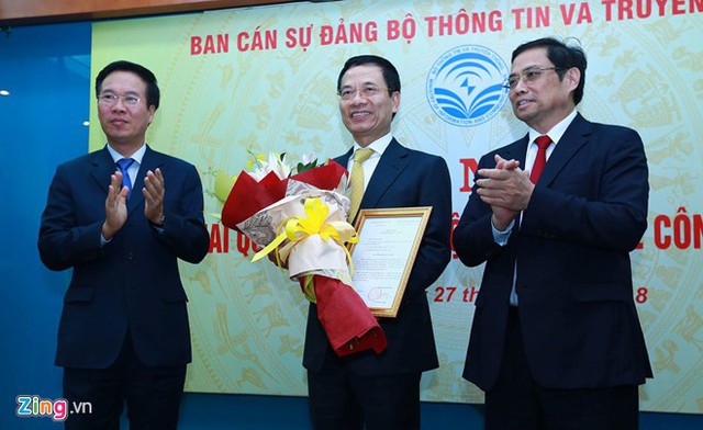 Trưởng ban Tuyên giáo Trung ương Võ Văn Thưởng (trái) và Trưởng ban Tổ chức Trung ương Phạm Minh Chính trao quyết định, chúc mừng quyền Bộ trưởng Nguyễn Mạnh Hùng. Ảnh: Nhật Lâm.