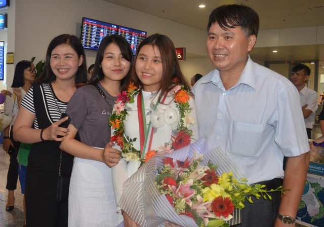 Minh Anh chụp ảnh cùng bố mẹ và chị gái tại sân bay.